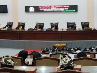 Berbusana Adat, DPRD Sampang Gelar Paripurna Hari Jadi ke-402 dan Sahkan 7 Perda