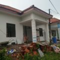 Caption foto: Kondisi proyek rehabilitasi Pustu Desa Poreh, Kecamatan Karang Penang, Kabupaten Sampang, yang menuai keluhan warga karena dinilai tidak sebanding dengan anggaran Rp350 juta.