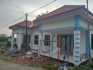 Caption foto: Kondisi bangunan Puskesmas Pembantu (Pustu) Desa Poreh, Kecamatan Karang Penang, Kabupaten Sampang, yang tengah direhabilitasi dan menuai sorotan warga terkait kualitas pekerjaan.