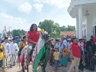 Rp 2 Miliar dari Uang Pribadi, 10 Kilometer Jalan Desa Madulang Dibangun dengan Air Mata Syukur
