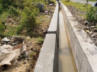 Caption foto: Kondisi saluran air di Desa Apaan, Kecamatan Pangarengan, Sampang, yang mengalami kerusakan setelah diterjang luapan air akibat hujan deras. Pemerintah desa bergerak cepat melakukan penanganan awal.