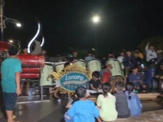 Caption Foto: Warga memadati Alun-alun Trunojoyo Sampang saat pertunjukan seni musik Daol Lanceng Torajeh dalam rangka galang dana untuk korban bencana alam di Sumatra.