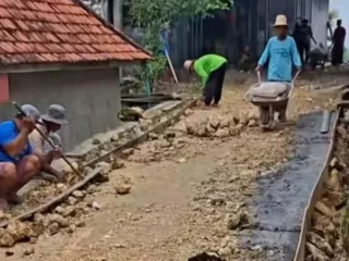 Jalan Rusak Dibiarkan, Warga Andalkan Gift TikTok: Tamparan Keras bagi Pemkab Sampang