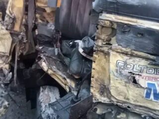 Adu Banteng Maut di Camplong Sampang, Dua Truk Rusak Parah