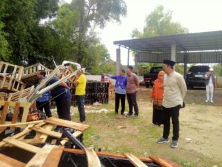 Caption foto: Komisi II DPRD Kabupaten Sampang saat melakukan sidak ke gudang Disperta KP untuk memastikan kesiapan dan percepatan penyaluran bantuan alsintan tahun 2025.