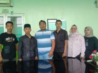 Caption Foto: Humas RS Anna Medika Bangkalan, Bachtiar Pradinata (tengah), didampingi manajemen rumah sakit saat memberikan klarifikasi terkait isu dugaan penolakan pasien bayi, disaksikan keluarga pasien.