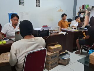 Caption foto: Petugas Satreskrim Polres Sampang saat melakukan pemeriksaan terhadap tersangka kasus pencurian kendaraan bermotor beserta barang bukti.