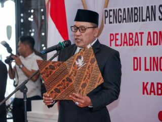 Caption Foto: Bupati Sampang H. Slamet Junaidi menunjuk Pelaksana Tugas (Plt) Kepala DPUPR dan Kepala Dinas Perikanan guna memastikan roda pemerintahan tetap berjalan optimal sejak awal tahun 2026.