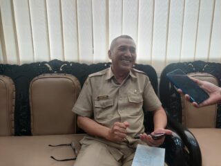 Caption foto: Kepala Bidang Haormas Bakesbangpol Kabupaten Sampang, Kurtubi, saat memberikan keterangan kepada awak media terkait pendataan dan legalitas organisasi kemasyarakatan di Sampang.