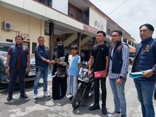 Caption foto: Petugas Satreskrim Polres Sampang mengembalikan barang bukti sepeda motor hasil pengungkapan kasus curanmor kepada para pemiliknya di Mapolres Sampang, Jumat (9/1/2026).
