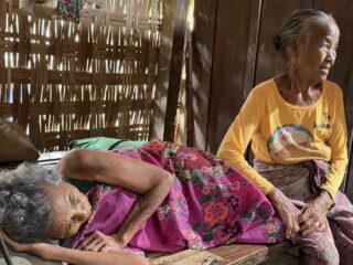 Caption Foto: Masdijha (70) terbaring lemah di gubuk reyot, ditemani adiknya Patha (60), di Dusun Lenteng Barat, Desa Nyiloh, Kecamatan Kedungdung, Kabupaten Sampang.