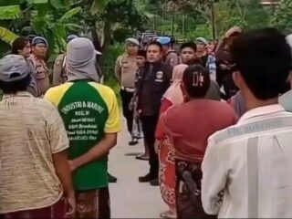 Caption Foto: Petugas Satresnarkoba Polres Sampang saat melakukan penggerebekan di rumah warga Desa Rabasan, Kecamatan Camplong, yang diduga terkait peredaran narkotika.