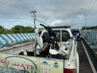 Caption Foto: Kondisi sepeda motor PCX yang ringsek usai menabrak truk mogok di JLS Sampang, Selasa pagi (13/1/2026). Kecelakaan tersebut mengakibatkan satu pengendara mengalami patah tulang dan harus dirawat di RSUD Sampang.