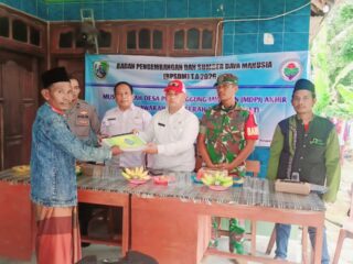 Caption Foto: Penyerahan dokumen pertanggungjawaban APBDes Tahun Anggaran 2025 dalam Musyawarah Desa (Musdes) Pemdes Patapan di Balai Desa Patapan, Kabupaten Sampang.