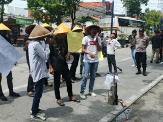 Pupuk Subsidi Diduga Dijual Mahal dan Hand Traktor Hilang, Mahasiswa Sampang Geruduk Dinas Pertanian