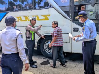 Caption Foto: Petugas Satlantas Polres Sampang bersama UPT Terminal Trunojoyo melakukan ramp check terhadap angkutan umum, memeriksa kelayakan kendaraan dan kelengkapan administrasi demi memastikan keselamatan penumpang di Terminal Trunojoyo, Sampang.