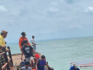 Caption foto: Proses evakuasi lima kru tongkang TK. Indo Ocean Marine oleh Tim SAR gabungan dan Potsar di perairan Desa Banraas, Pulau Giliyang, Sumenep.
