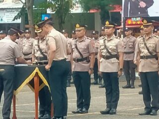 Caption foto: Kapolres Sampang memimpin upacara serah terima jabatan (Sertijab) rotasi jabatan di halaman Mapolres Sampang.
