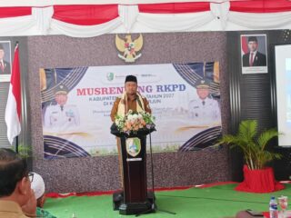 Caption Foto: Wakil Bupati Sampang H.Mahfudz menyampaikan sambutan saat Musrenbangcam Kecamatan Torjun dalam rangka penyusunan RKPD Kabupaten Sampang Tahun 2027.