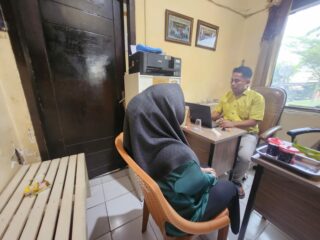 Caption Foto: Kapolres Sampang AKBP Hartono memberikan arahan kepada seluruh personel usai apel pagi di Mapolres Sampang, Jumat (30/1/2026), menyusul pelanggaran disiplin yang dilakukan oknum anggota Polri terkait penggunaan media sosial di ruang kerja Unit PPA Satreskrim.