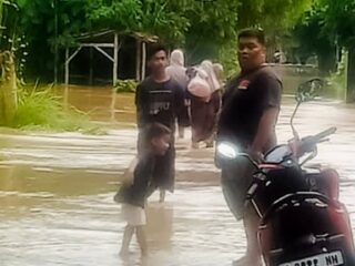 Caption Foto: Kondisi banjir di pintu masuk Desa Banyumas, Kecamatan Sampang, akibat luapan Sungai Kali Kamoning.