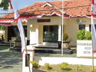 Caption foto: Kantor Polsek Sokobanah, Kabupaten Sampang, yang menjadi sorotan warga menyusul maraknya perjudian, narkoba, curanmor, dan aksi begal.