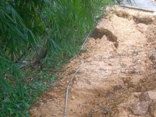 Longsor Putus Nadi Warga Karang Penang, Jalan Utama Desa Tak Bisa Dilalui