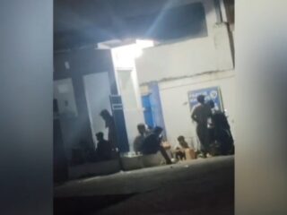 Caption foto: Sejumlah pemuda terjaring razia dan diamankan polisi usai diduga menggelar pesta miras di area Puskesmas Kedungdung, Sampang, Jawa Timur.