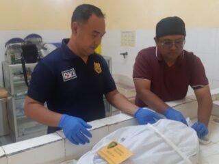 Caption Foto: Petugas forensik melakukan pemeriksaan terhadap kerangka manusia berstatus Mr. X di ruang forensik RSUD Sampang, Kamis (22/1/2026), untuk mengungkap identitas dan penyebab kematian.
