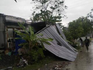 Angin Kencang Terjang Sampang, Puluhan Rumah Warga dan Fasilitas Umum Terdampak