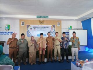 Caption foto: Forkopimda Sampang Sekretaris Daerah Yuliadi Setiawan bersama PJ dan kepala Desa Pangarengan.