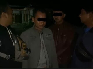 Caption foto: Kasatreskrim Polres Sampang bersama Kapolsek Kedungdung berhasil mengamankan kedua terduga pelaku Penganiayaan guru di Kedungdung.