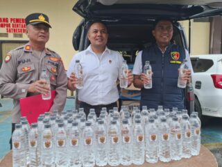 Modus Lama Jalur Travel, 12 Box Arak Bali Diamankan di Jantung Kota Sampang