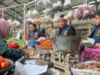 Caption foto: Petugas kepolisian saat melakukan pengecekkan di pasar srimangunan Sampang.