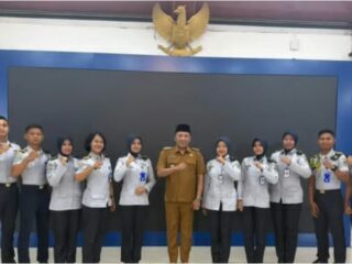 Caption foto: Bupati Sampang H. Slamet Junaidi secara langsung menyambut kedatangan taruna–taruni Sekolah Tinggi Transportasi Darat (STTD) Bekasi.