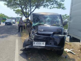 Minibus dan Truk Adu Depan di Jalan Raya Dharma Camplong