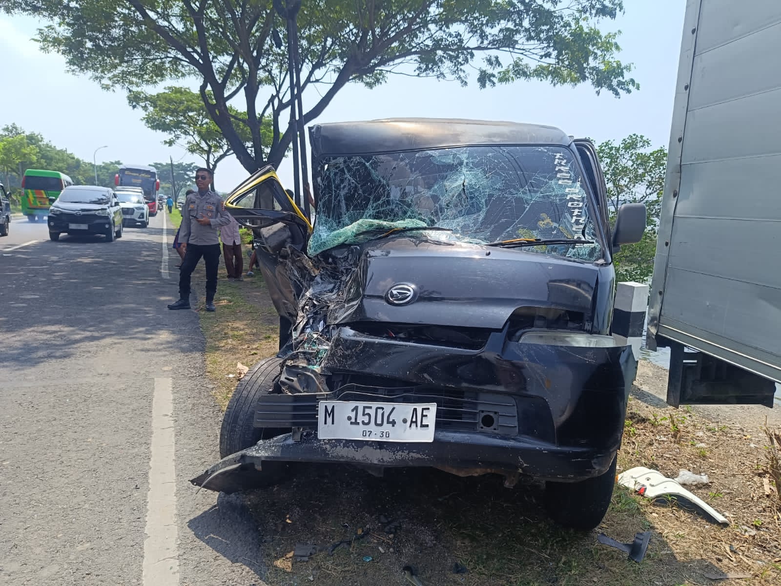 Caption foto: Mobil box yang mengalami laka dengan bus mini di jalan Raya Camplong.