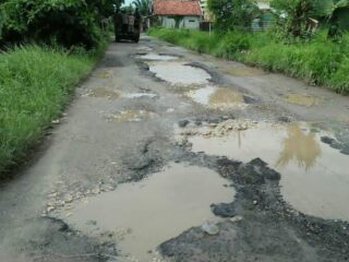Jalan Rusak Jadi Mesin Kecelakaan, Warga Bangkalan Desak Aksi Nyata