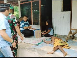 Caption Foto: Dandim 0828/Sampang Dika Catur Yanuwar Anwar didampingi anggota TNI dan Ketua Aliansi Wartawan Sampang menyerahkan bantuan sembako kepada keluarga Nawi, warga kurang mampu yang memiliki anak dengan kelainan fisik di Dusun Taddan Tegah, Camplong, Sampang, Minggu (22/2/2026).
