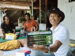 Caption foto: Ketua aliansi wartawan sampang Ahmad Jumadi dan anggota saat memberikan bantuan ke Muhlis warga disabilitas.