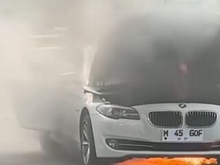 Sedan Mewah Hangus di Sampang, Api Muncul Tiba-tiba dari Kap Mesin