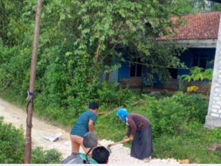 Jalan Rusak Dibiarkan, Warga Krampon Patungan Perbaiki Sendiri