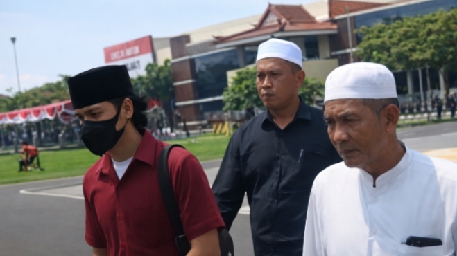 Caption foto: Terduga pelaku kekerasan seksual terhadap anak di bawah umur di gelandang ke Polda Jatim.
