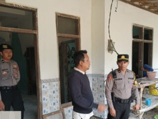 Caption foto: Petugas kepolisian mendatangi tempat perkara kejadian warga tersetrum listrik di Desa Pangongsean.