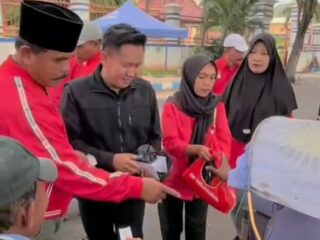 Caption foto: Dewan Pimpinan Cabang PDI Perjuangan Kabupaten Sampang menggelar aksi sosial dengan membagikan ratusan paket sembako kepada para tukang becak di kawasan Alun‑Alun Trunojoyo.