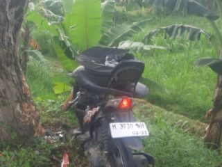Caption Foto: Petugas kepolisian melakukan olah TKP kecelakaan lalu lintas tunggal yang menewaskan seorang pengendara sepeda motor di Jalan Raya Desa Batioh, Kecamatan Banyuates, Kabupaten Sampang, Sabtu (28/2/2026).