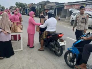 Ramadan Berkah, Polsek Pangarengan dan Bhayangkari Bagi Takjil di Jalan