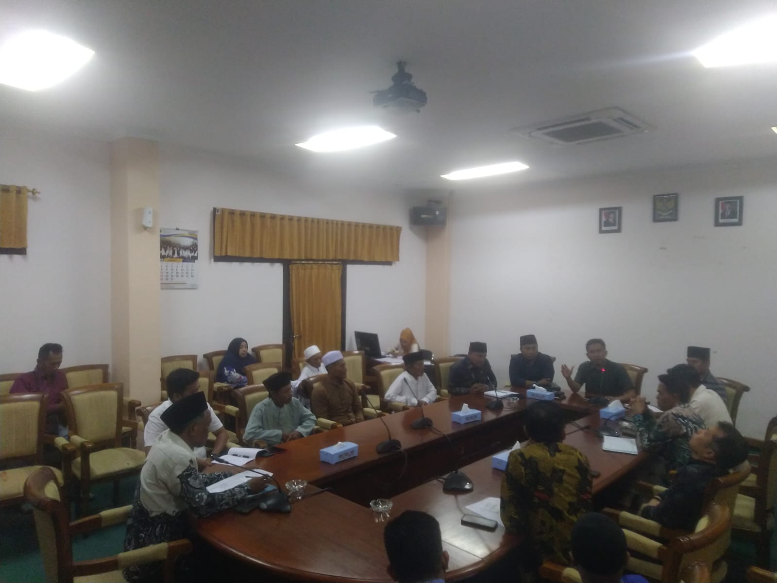 Caption Foto: Ketua Komisi IV DPRD Sampang Mahfud saat memberikan keterangan kepada awak media usai audiensi dengan sejumlah guru ngaji terkait dugaan pencoretan penerima insentif tahun 2025.