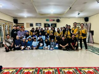 Caption Foto: Puluhan karyawan PT Sumatraco Langgeng Makmur saat mengunjungi Panti Asuhan Darul Hikmah di kawasan Kalianak Surabaya untuk berbagi kebahagiaan dan memberikan motivasi kepada anak-anak yatim di bulan suci Ramadan.