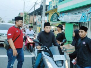 Caption Foto: Ketua dan anggota Aliansi Wartawan Sampang saat mempersiapkan kegiatan pembagian takjil kepada masyarakat dan pengguna jalan dalam rangka rangkaian kegiatan sosial Ramadhan di Kabupaten Sampang.